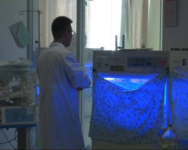 市保健院27岁年轻医生写病历时睡着了竟成了网红！