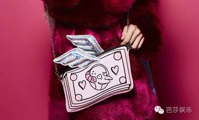 范冰冰拎着表情包走红毯,范冰冰参加天天向上视频