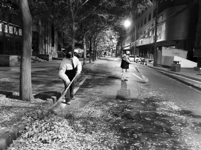 小狗前爪弯曲走路一瘸一拐,小狗前双腿残疾被救助者治好