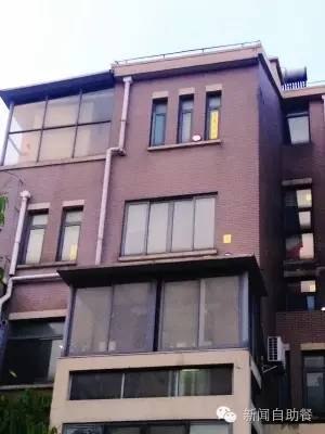 两户邻居在门前“斗法”,两邻居门前斗法