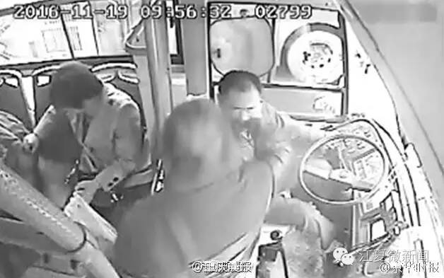 纸坊一饭店私售潲水被罚款2000元｜香烟突然爆炸，男子被震成……