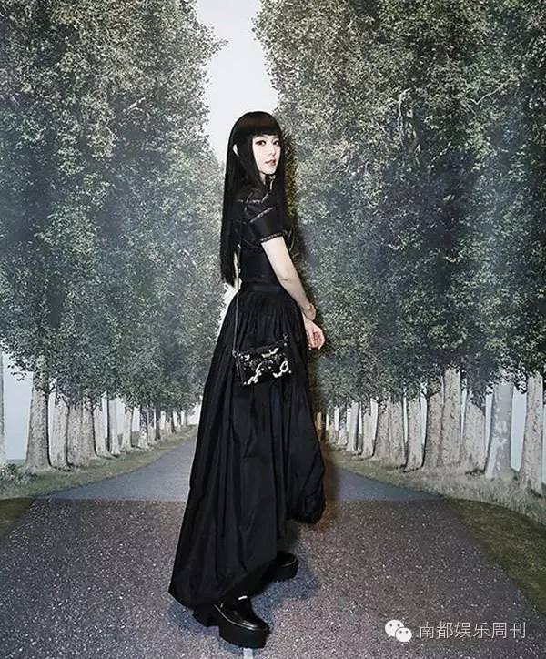 杨紫赵丽颖机场撞衫,杨紫周冬雨影后对比