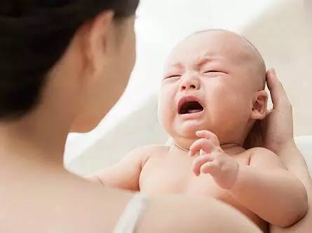 捏宝宝鼻子能捏出高鼻梁吗,宝宝老是擦鼻子擦眼睛