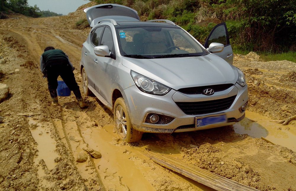 车陷进泥了怎么弄出来,汽车陷进泥里怎么出来