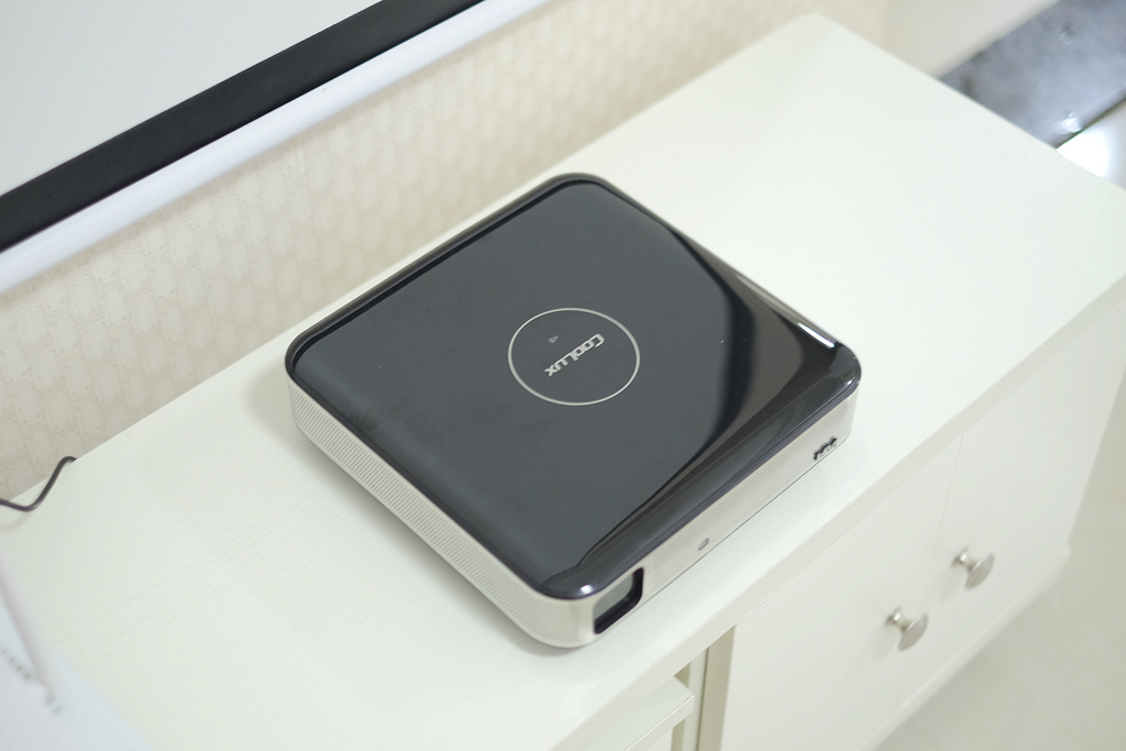 用全高清投影播放4k,300寸的投影观看视频