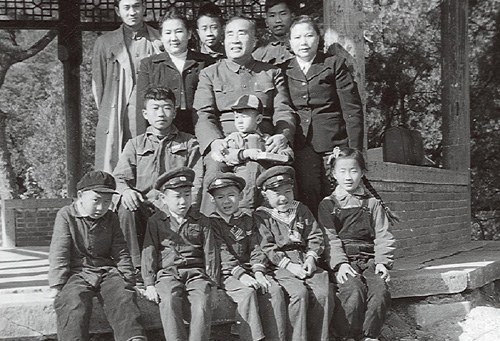 *德朱**和康克清是如何当十几个孩子爷爷奶奶的？