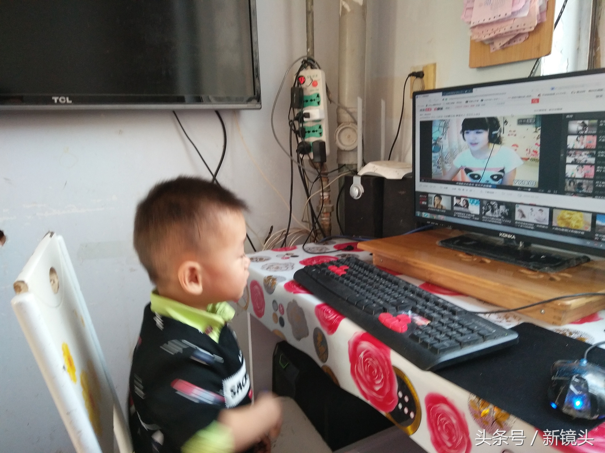 2岁半宝宝边吃饭边看电视,两岁宝宝正在喝奶粉的视频