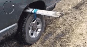 车陷进泥了怎么弄出来,汽车陷进泥里怎么出来