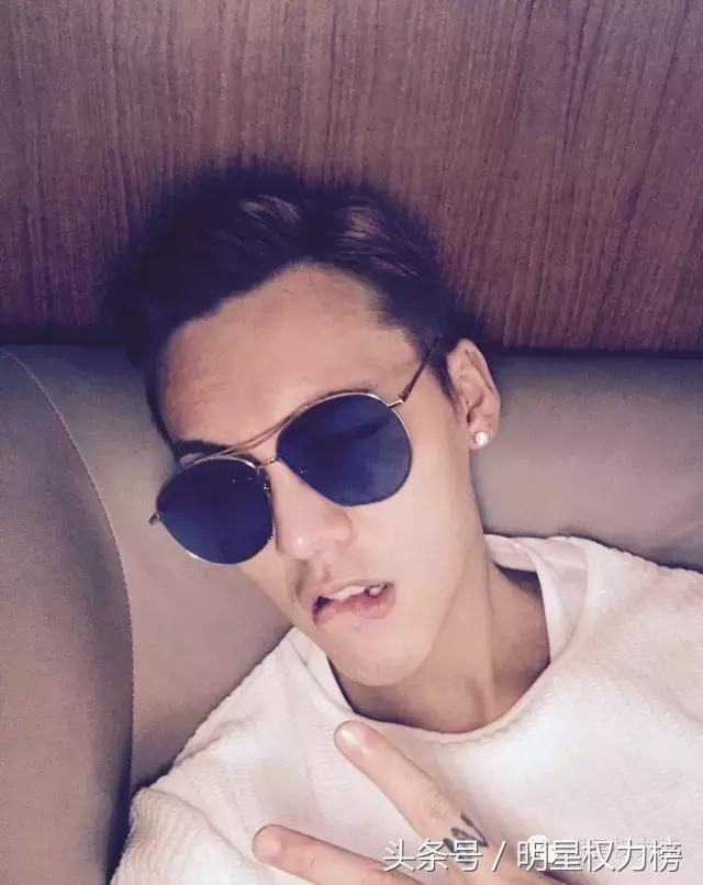 明星自拍除了卖萌还会搞怪！鹿晗TFBOYS教你自拍的正确姿势