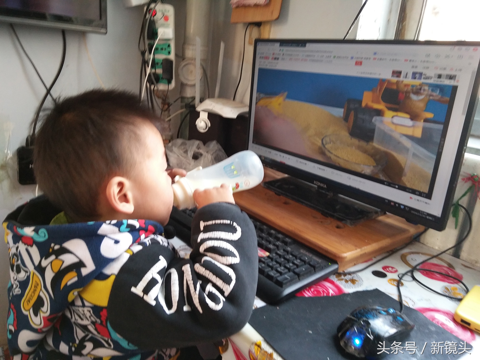 2岁半宝宝边吃饭边看电视,两岁宝宝正在喝奶粉的视频