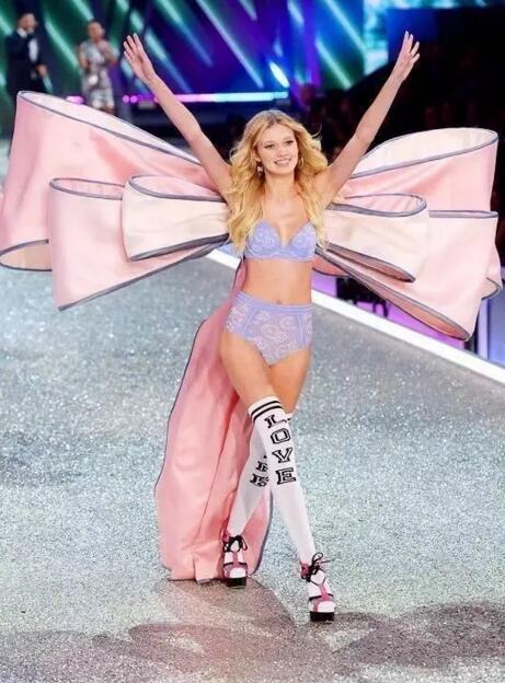 没看现场不要紧！用海量美图告诉你今年维密秀长腿美胸都这样玩