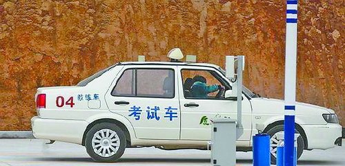 科目一考试电脑作弊被抓视频,考科目一用手机作弊当场被抓