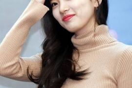 韩国“国民初恋”裴秀智高领毛衣穿出潮范