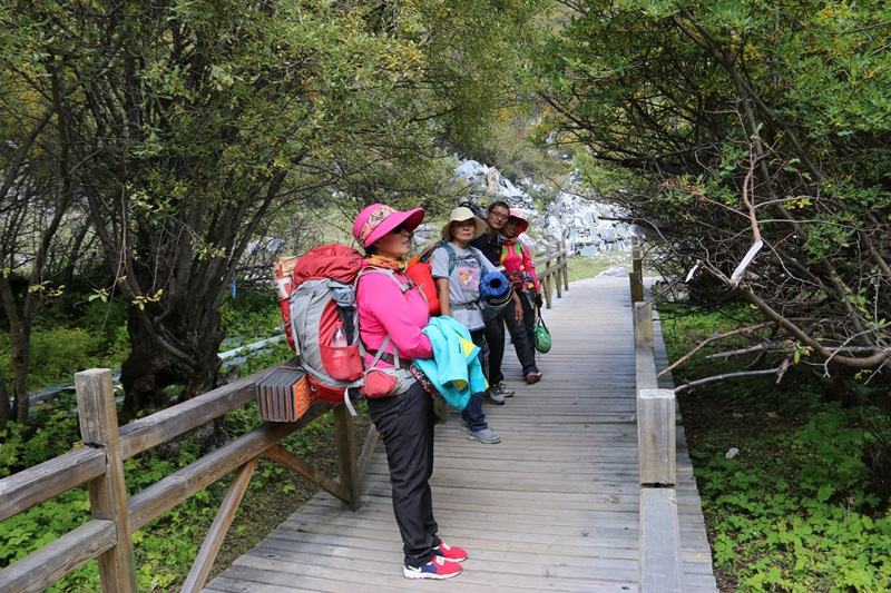 佩服自己，我在亚丁冒雨溯溪央迈勇到牛奶海