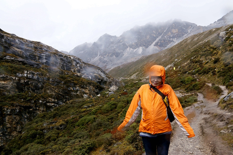 佩服自己，我在亚丁冒雨溯溪央迈勇到牛奶海