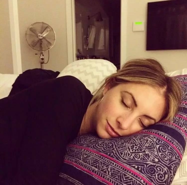 她们成为时尚博主仅仅是会穿？还因为有个会拍照的男友！