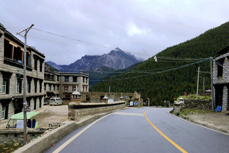 佩服自己，我在亚丁冒雨溯溪央迈勇到牛奶海