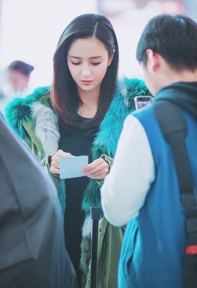 冬天女明星穿那么少怎么不感冒,天气冷怎么穿才暖和呢女生