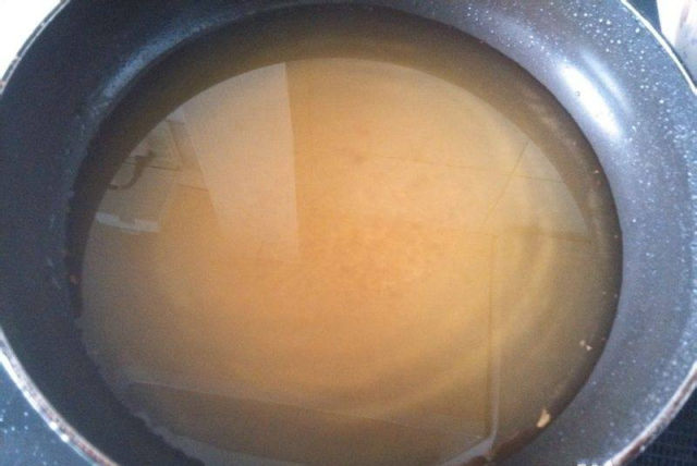 炸过鱼的油怎么处理不腥,炸过的油如何变清澈变香