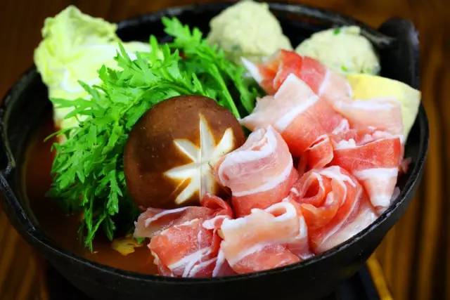 板桥路上藏着杭城独一份的“三文鱼美白锅”，竟是神户女孩天天喝的“美人骨汤”！