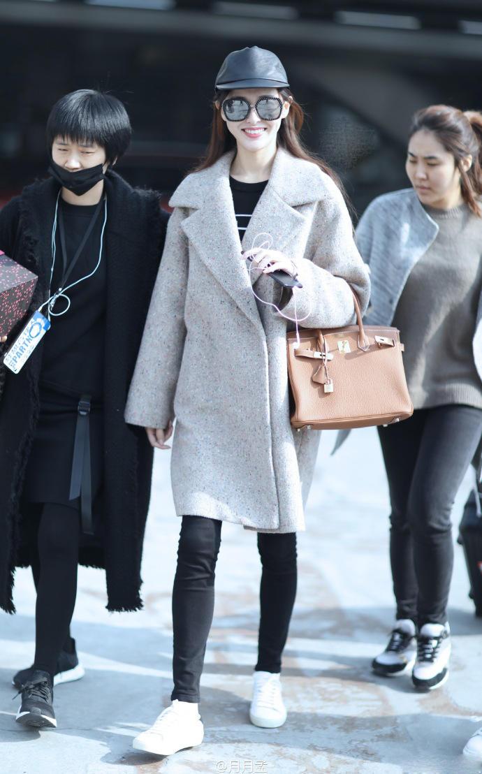 宋茜牛仔短裙配帆布鞋,宋茜同款鞋黑色帆布鞋