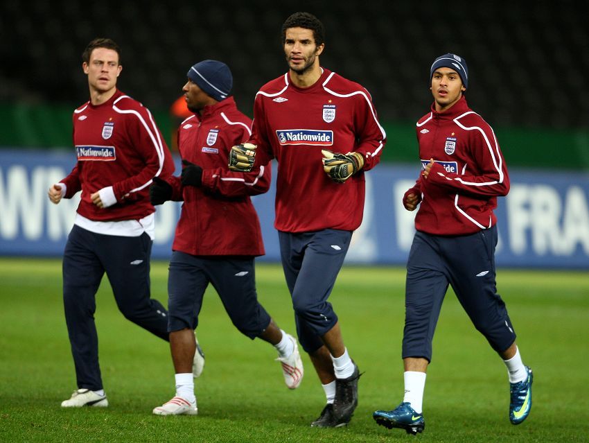 高温踢球注意什么,冬天足球踢球注意事项