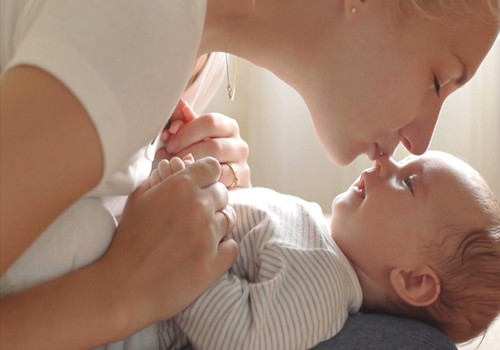 爱宝宝除了亲还有什么表达方式,抱抱和亲亲表达爱意的方式