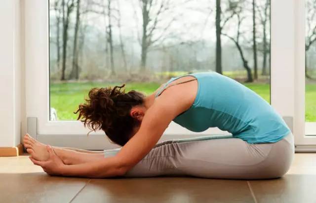 上背部僵硬如何通过瑜伽体式变软,缓解肩背疼痛的瑜伽体式