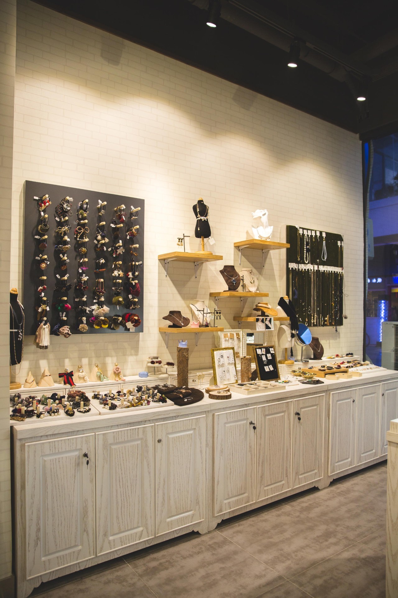 闺蜜聚会去哪好?来「GUMIHO」几个女孩把饰品店开在咖啡馆