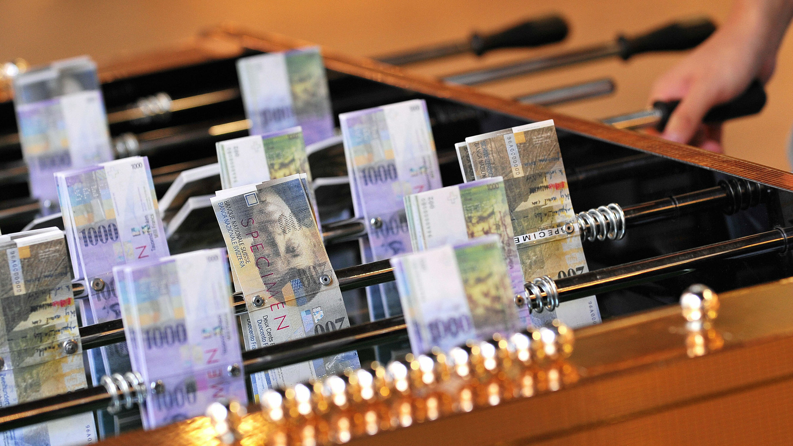 足坛最贵周薪,世界最贵中场球员