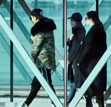 angelababy穿露脐装现身机场,angelababy出席活动穿粉红高跟鞋