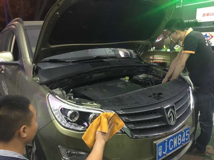 宝骏560原厂大灯广西彤明车灯,宝骏560改led双光透镜路面效果