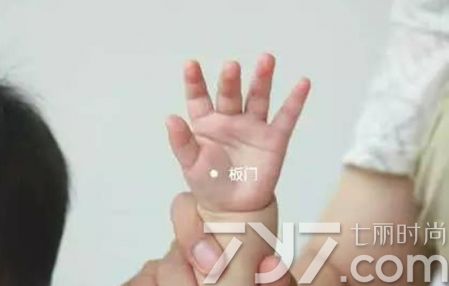 宝宝肚子不舒服呕吐哭闹睡不着,宝宝肚子不舒服哭闹怎么办