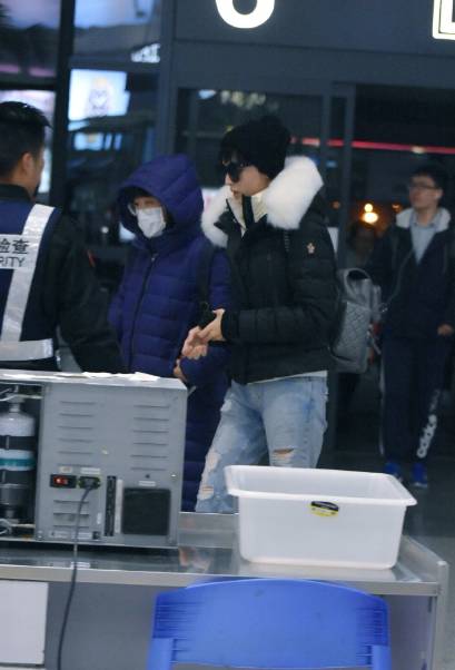 冬天女明星穿那么少怎么不感冒,天气冷怎么穿才暖和呢女生