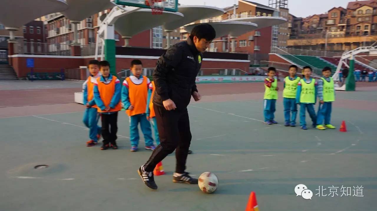 足球是让幼儿发展的第一运动,学校展开了一场激烈的足球赛