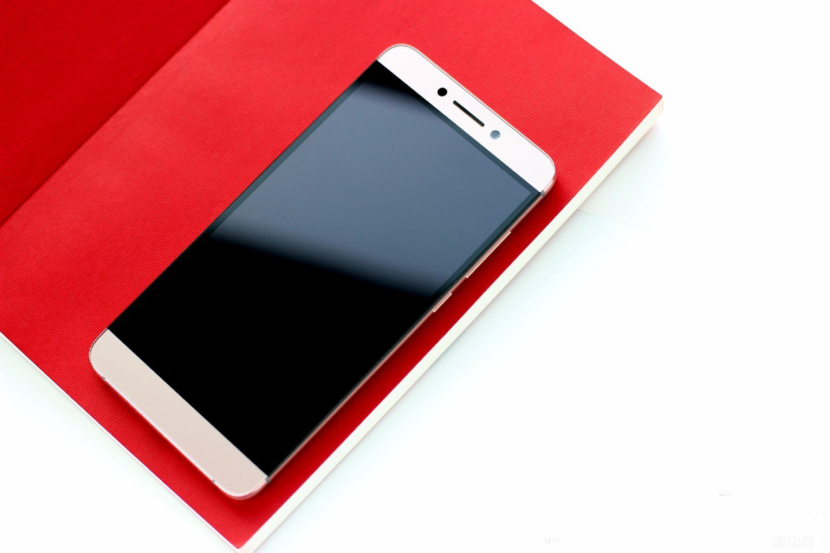 内存大又可以打游戏的手机,推荐一款超大内存的手机