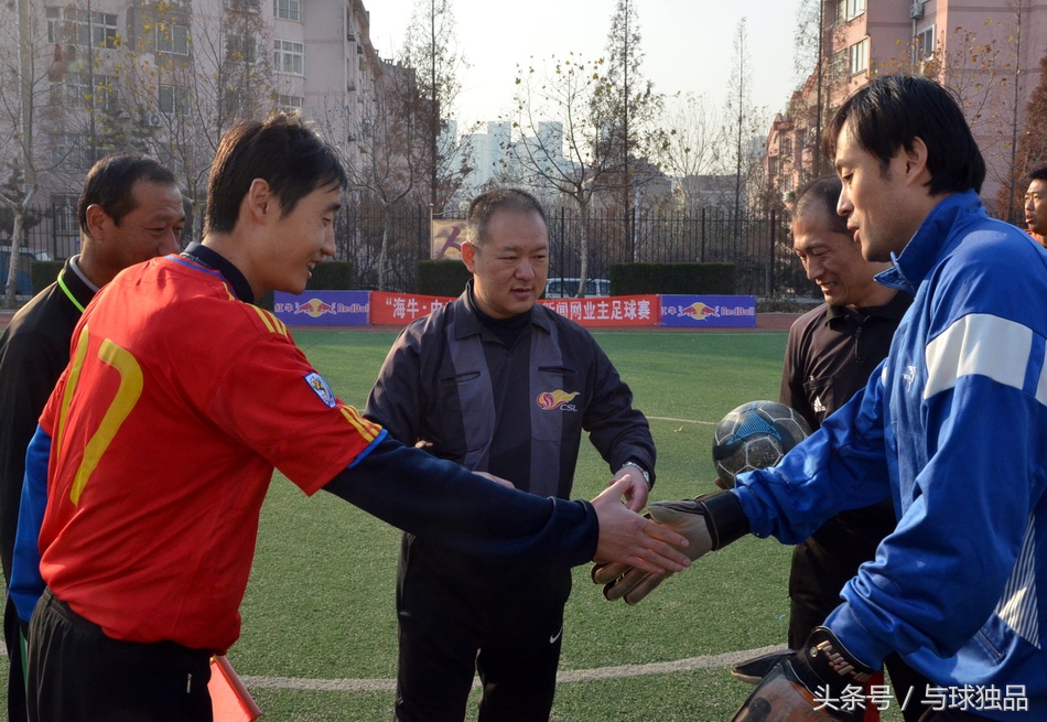 有一个喜欢踢足球的男友,有个爱看球的男友