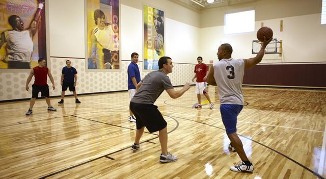 如何选择符合自己的篮球鞋楦型,怎么根据场地选篮球鞋