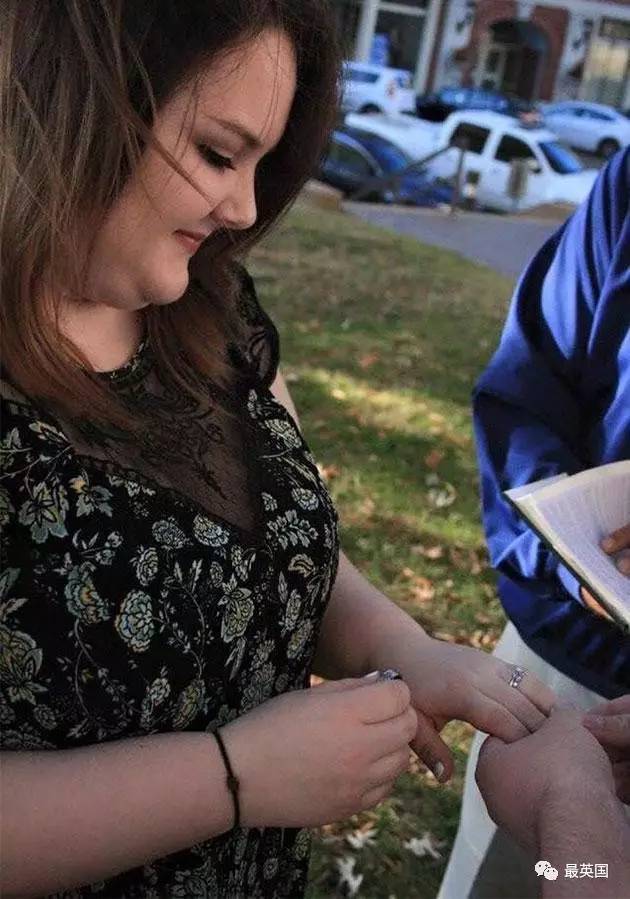 新婚夫妻花130美元买婚戒，却遭到Pandora店员无情嘲笑