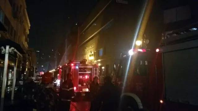 昨晚,小白楼欧式风情街一商铺发生火情!