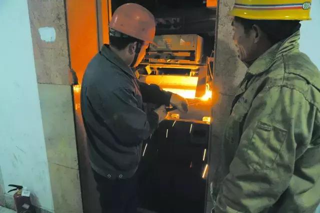 小区电梯超过15年了怎么办,老小区电梯坏了怎么办