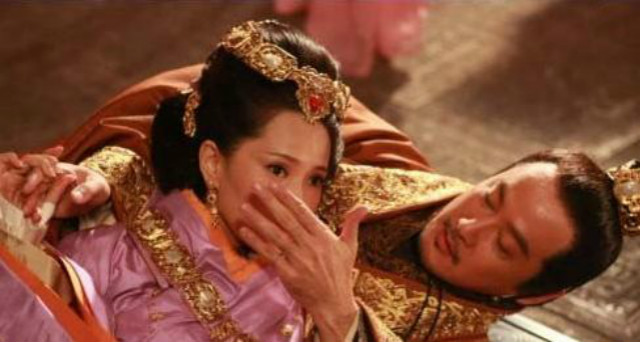 他是“疯暴”皇帝，不仅欺负亲娘岳母还在灵堂前奸污大臣的遗孀