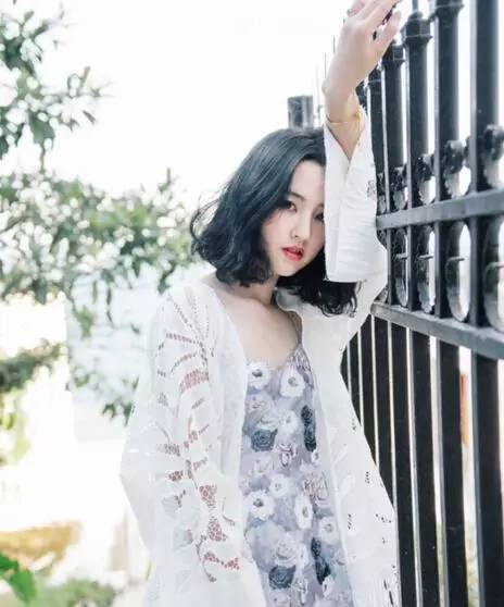 蓬松烫卷打造的这几款中短发造型，让女明星们一夜间都组团去剪了