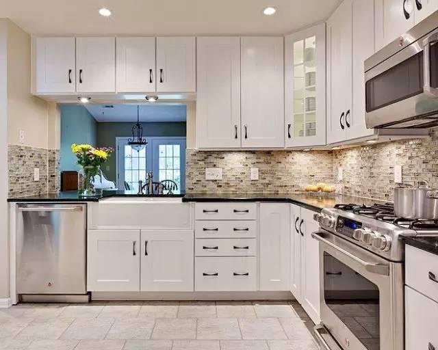 家里一般什么灯比较实用又方便换,卧室的灯最佳位置装哪里你知道吗