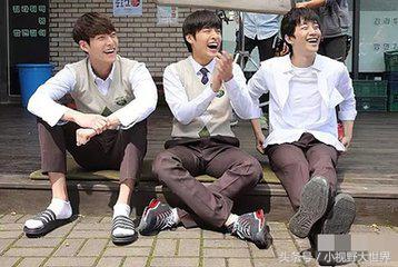 韩国人穿袜子穿拖鞋 (韩国人为什么喜欢穿白色袜子拖鞋)