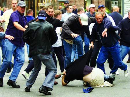英国足球流氓被俄罗斯揍,俄罗斯暴打英国足球流氓