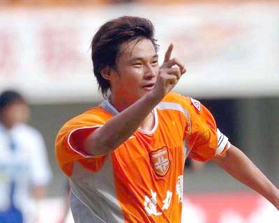 足坛现役前十攻防兼备的后腰,自由防守型后腰该怎么踢