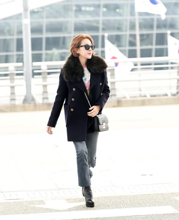 韩国女明星机场照皮衣,韩国女明星同款阿迪达斯