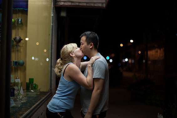 街头摄影师给陌生人拍照谈对象,摄影师街头给陌生人拍照