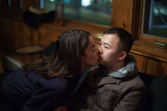 街头摄影师给陌生人拍照谈对象,摄影师街头给陌生人拍照